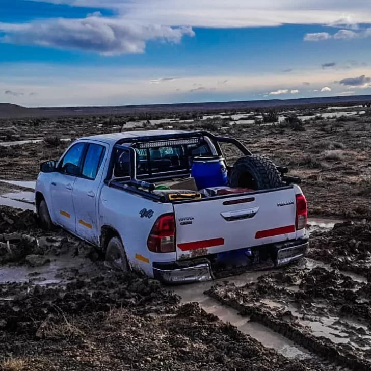 Un grupo de trabajadores quedó atrapado en el barro a bordo de una camioneta y debieron ser rescatados
