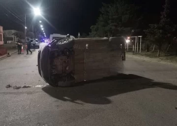 Imprudencia al volante: circulaba alcoholizado y volcó en pleno centro de la ciudad: se salvó de milagro