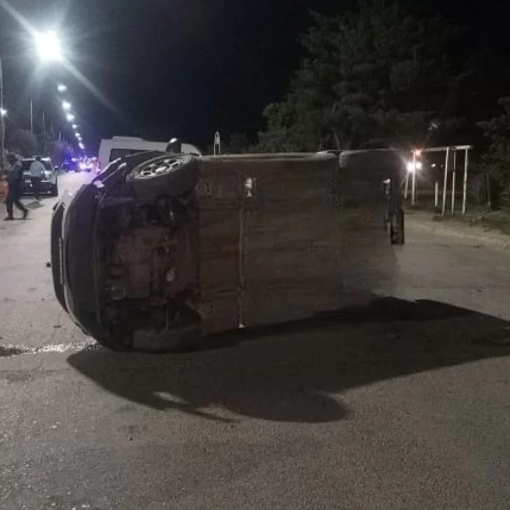 Imprudencia al volante: circulaba alcoholizado y volcó en pleno centro de la ciudad: se salvó de milagro