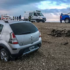 Por las fuertes ráfagas de viento, el conductor de un auto despistó y terminó volcando