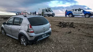 Por las fuertes ráfagas de viento, el conductor de un auto despistó y terminó volcando