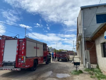 Bomberos debieron asegurar las chapas de un techo debido a las fuertes ráfagas de viento