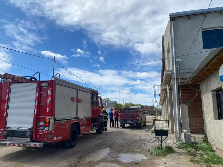 Bomberos debieron asegurar las chapas de un techo debido a las fuertes ráfagas de viento