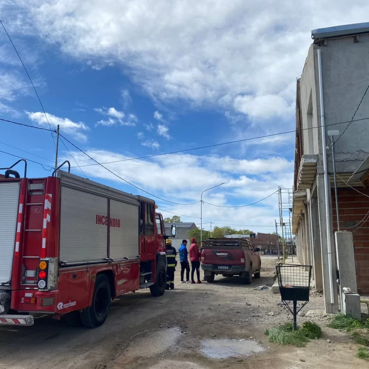 Bomberos debieron asegurar las chapas de un techo debido a las fuertes ráfagas de viento