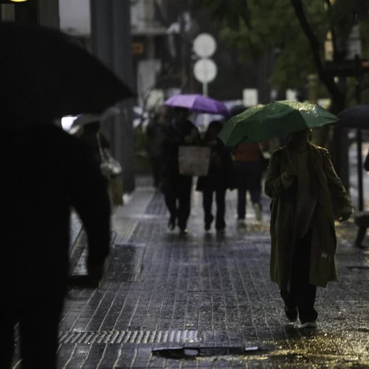 Alerta por lluvia negra: qué es y cuáles son las 14 provincias que podrían padecerla 