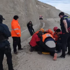 Salió del boliche, subió a un cerro y se fracturó una pierna: lo salvó un vecino que lo vio con binoculares