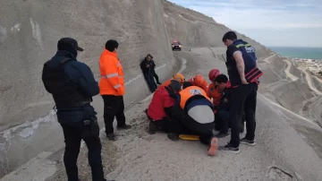 Salió del boliche, subió a un cerro y se fracturó una pierna: lo salvó un vecino que lo vio con binoculares