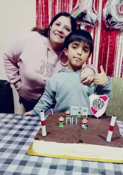 Pablito y su familia siguen la lucha por la medicación para su enanismo