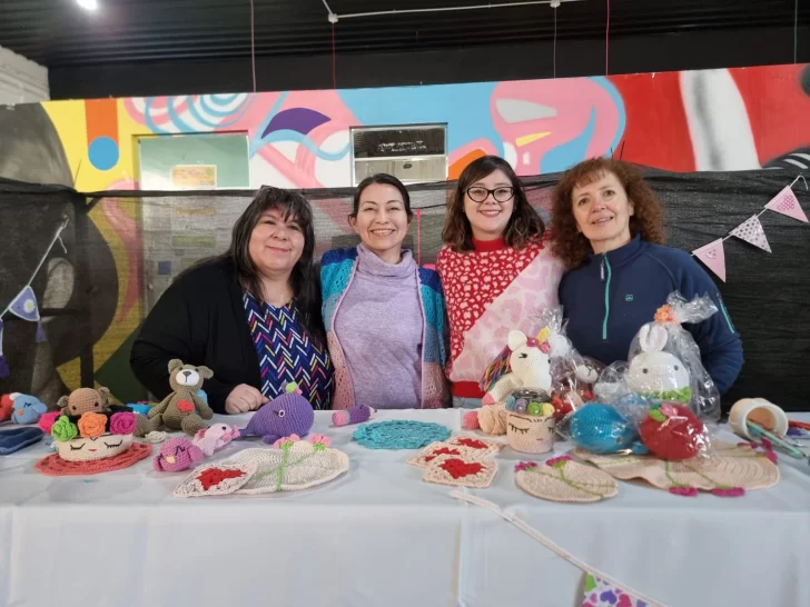 Con clase abierta y expo venta, tejedoras celebraron el Día del Crochet