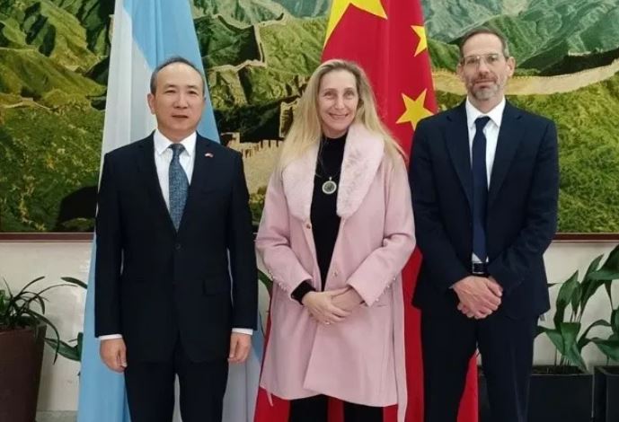 Karina-Milei-con-al-embajador-chino-en-Argentina-Wang-Wei.