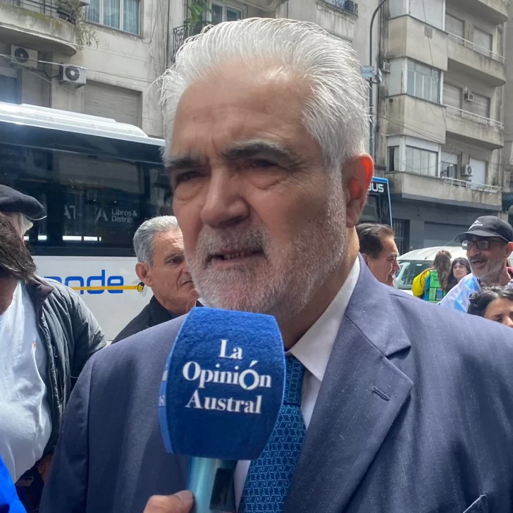  Sergio Acevedo (Por Santa Cruz) dio su apoyo a los trabajadores. FOTO: LA OPINIÓN AUSTRAL