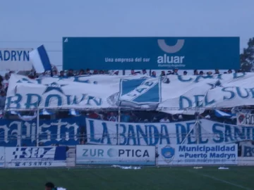 Hinchas de Brown de Madryn ingresaron armados al vestuario y amenazaron a los jugadores