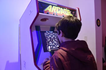 Entre la nostalgia y la pedagogía, inauguró la muestra “Va de retro”