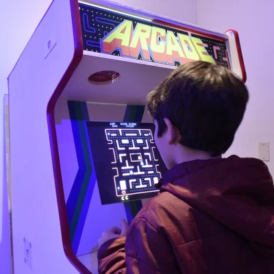 Entre la nostalgia y la pedagogía, inauguró la muestra “Va de retro”