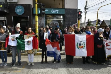 Comunidades participaron del izamiento dominical: “La migración nos invita a crecer en fraternidad”