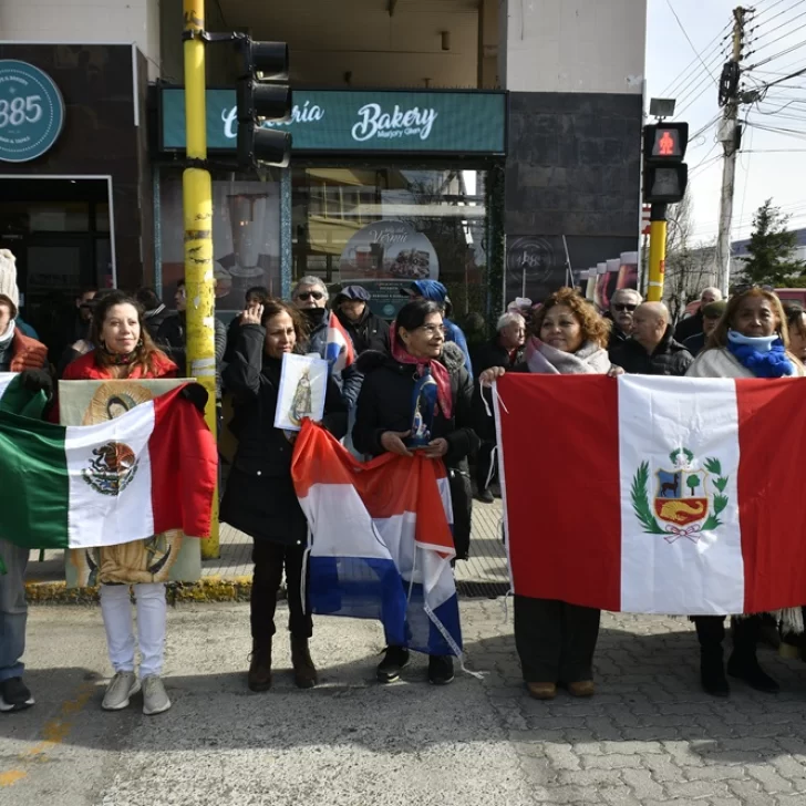 Comunidades participaron del izamiento dominical: “La migración nos invita a crecer en fraternidad”