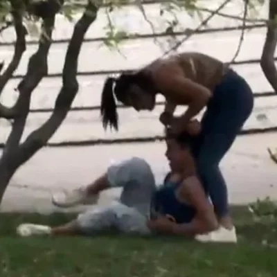 Impactante video: joven agrede brutalmente a otra en plena Plaza San Martín de Cipolletti