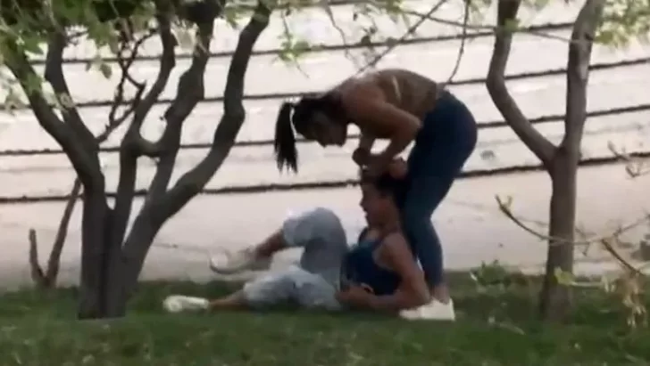 Impactante video: joven agrede brutalmente a otra en plena Plaza San Martín de Cipolletti