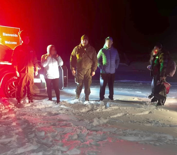 Rescataron a dos familias argentinas en la frontera con Chile tras quedar atrapadas por la nieve