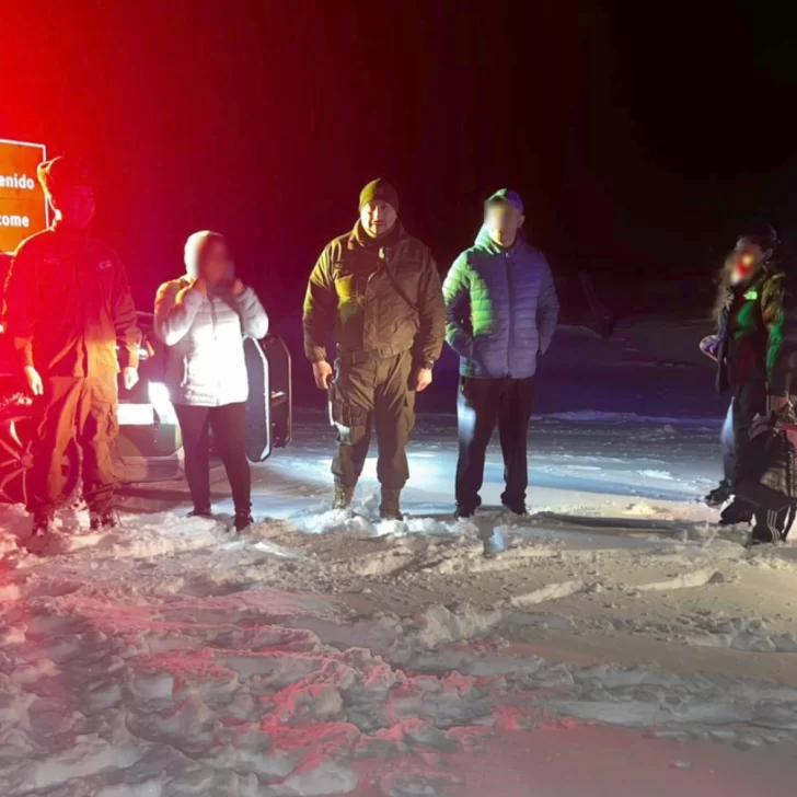 Rescataron a dos familias argentinas en la frontera con Chile tras quedar atrapadas por la nieve