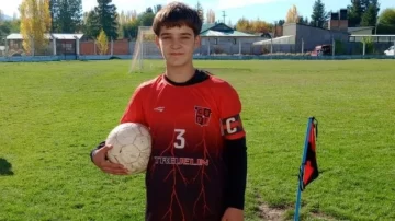 Un futbolista de 15 años de Chubut rifa su caballo para ir a probarse en un club de Italia