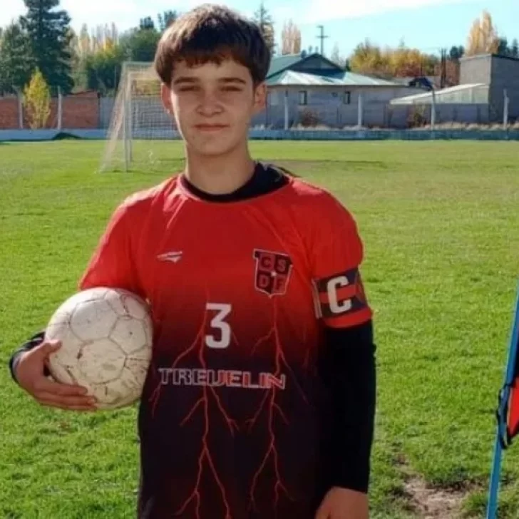 Un futbolista de 15 años de Chubut rifa su caballo para ir a probarse en un club de Italia