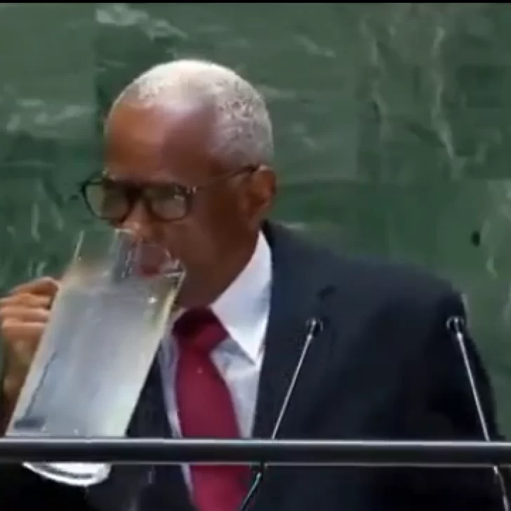 Político de Haití tomó agua de una jarra en pleno discurso en la ONU y se volvió viral