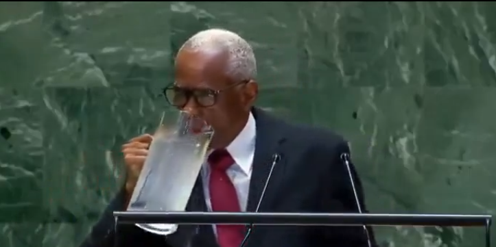 Político de Haití tomó agua de una jarra en pleno discurso en la ONU y se volvió viral