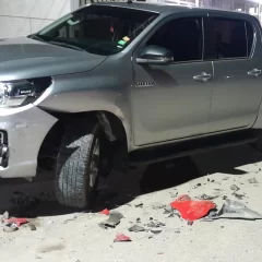 Perdió el control de su auto, chocó una camioneta y se dio a la fuga