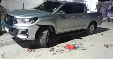 Perdió el control de su auto, chocó una camioneta y se dio a la fuga Perdió el control de su auto, chocó una camioneta y se dio a la fuga