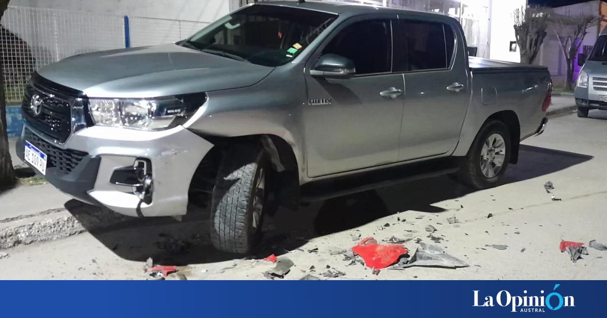 Perdió el control de su auto, chocó una camioneta y se dio a la fuga ...