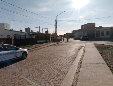 Dos hombres amenazaron con un arma a policías y huyeron: uno fue detenido