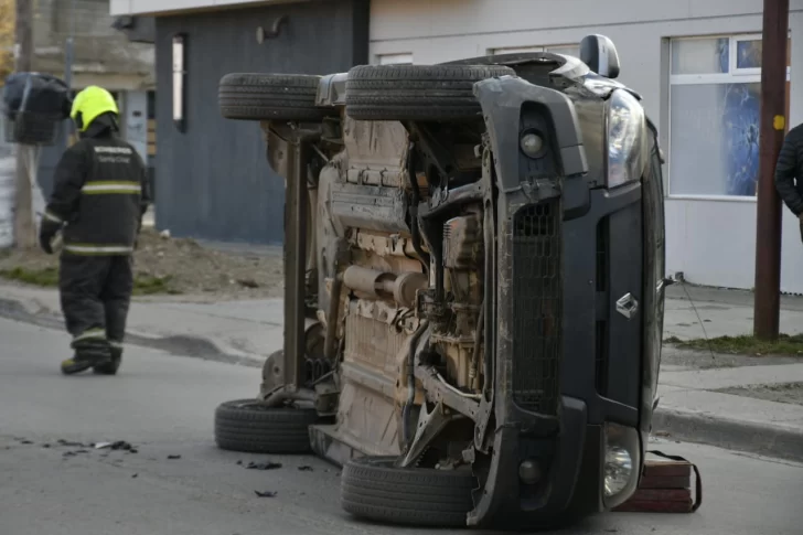 Fuerte accidente: vuelco en el barrio Belgrano de Río Gallegos