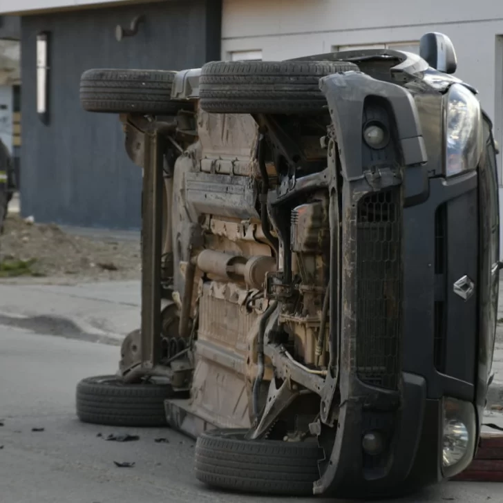 Fuerte accidente: vuelco en el barrio Belgrano de Río Gallegos