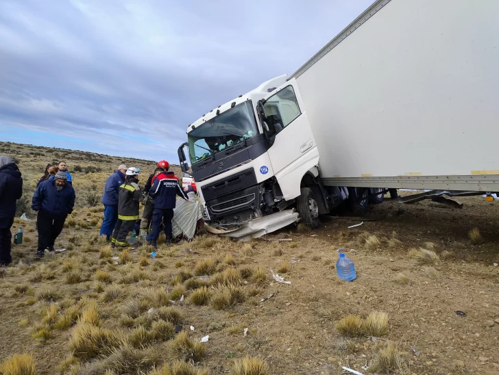 Pudo haber sido una tragedia: camionero se descompensó y terminó despistando en la Ruta N°3