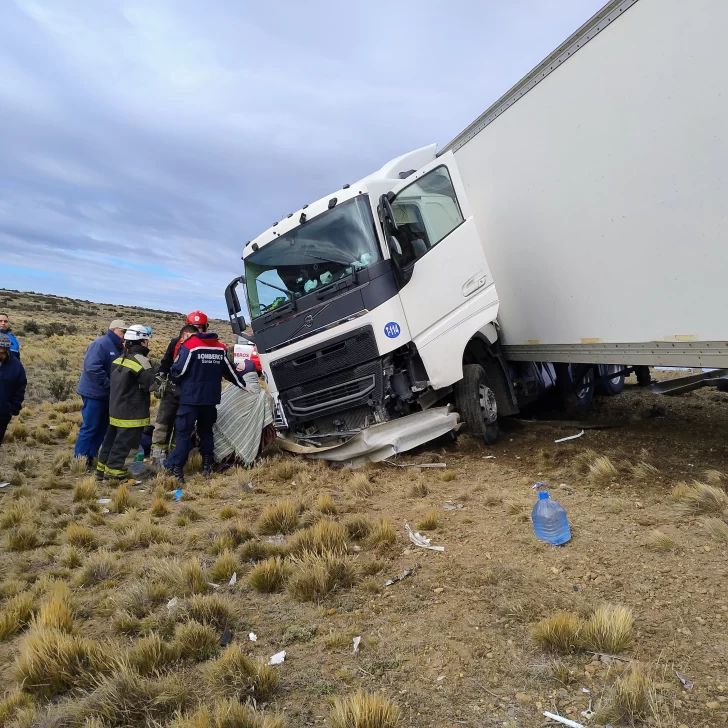 Pudo haber sido una tragedia: camionero se descompensó y terminó despistando en la Ruta N°3