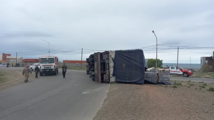 Vuelco de un camión en Caleta Olivia: un hombre debió ser hospitalizado