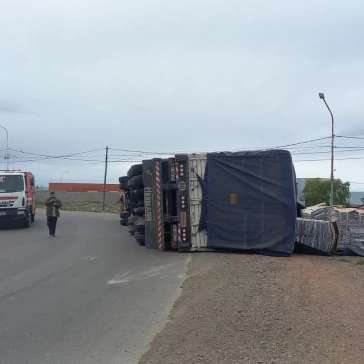 Vuelco de un camión en Caleta Olivia: un hombre debió ser hospitalizado