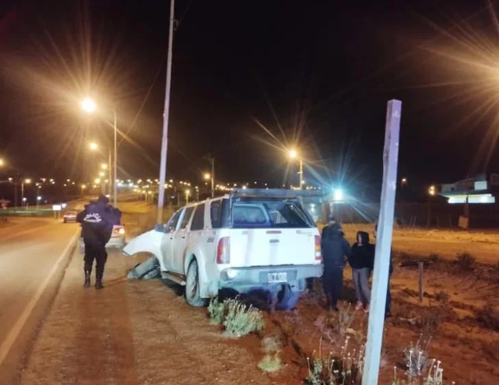 En Comodoro: perdió el control del auto al pisar una mancha de gasoil, chocó y quedó inconsciente