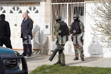 Allanaron la casa de un ministro por el violento choque y amenazas con armas en Río Gallegos