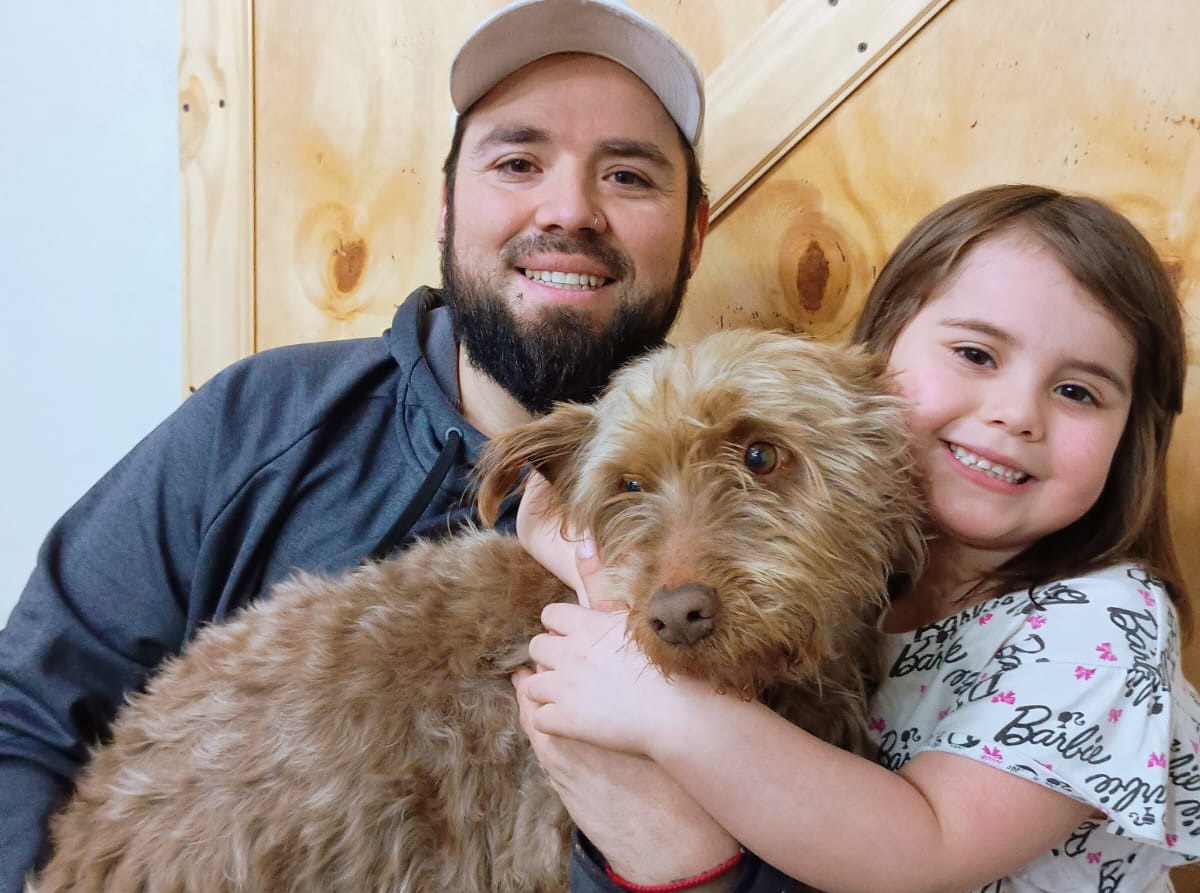  Frida, de cinco años, junto a su papá Mauricio y 