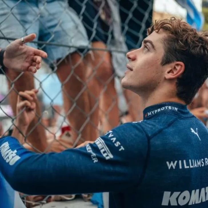 “Hay más banderas argentinas que de Ferrari”: Colapinto recibió un fuerte apoyo de su país y tuvo un gran gesto con los hinchas