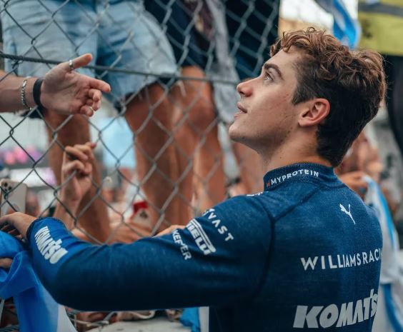 “Hay más banderas argentinas que de Ferrari”: Colapinto recibió un fuerte apoyo de su país y tuvo un gran gesto con los hinchas