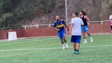 Dani Alves apareció con la camiseta de Boca jugando un partido en España