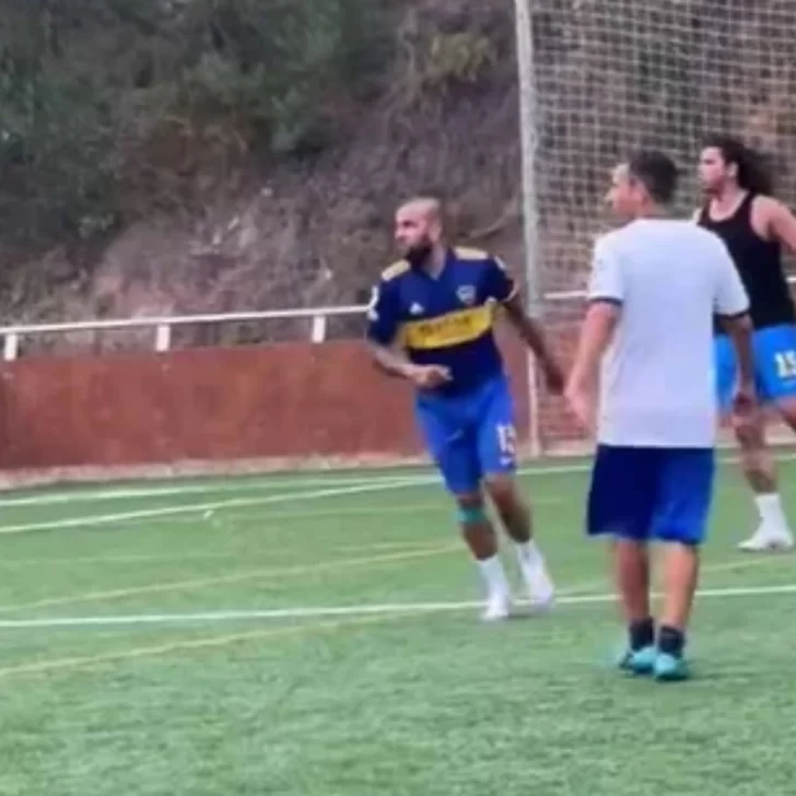 Dani Alves apareció con la camiseta de Boca jugando un partido en España