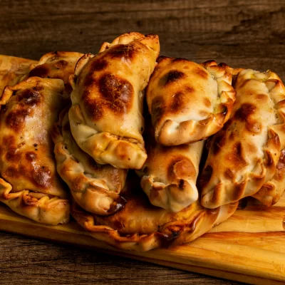 Receta de empanadas de carne cortada a cuchillo, jugosas y doraditas
