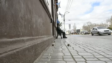 Sacaron la estatua de Néstor Kirchner de la Municipalidad de Río Gallegos: ¿Qué pasó? Sacaron la estatua de Néstor Kirchner de la Municipalidad de Río Gallegos: ¿Qué pasó?