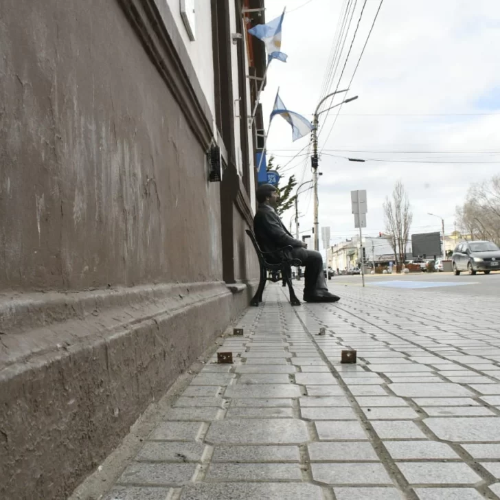 Sacaron la estatua de Néstor Kirchner de la Municipalidad de Río Gallegos: ¿Qué pasó? Sacaron la estatua de Néstor Kirchner de la Municipalidad de Río Gallegos: ¿Qué pasó?