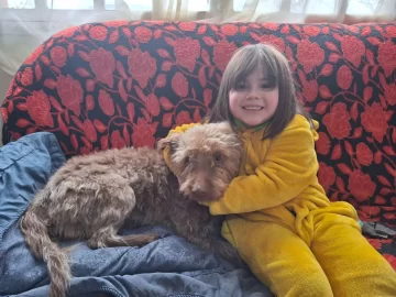 Se perdió Chocolino y su familia lo busca desesperadamente: Frida, la pequeña dueña del perro, “está completamente rota de tristeza”