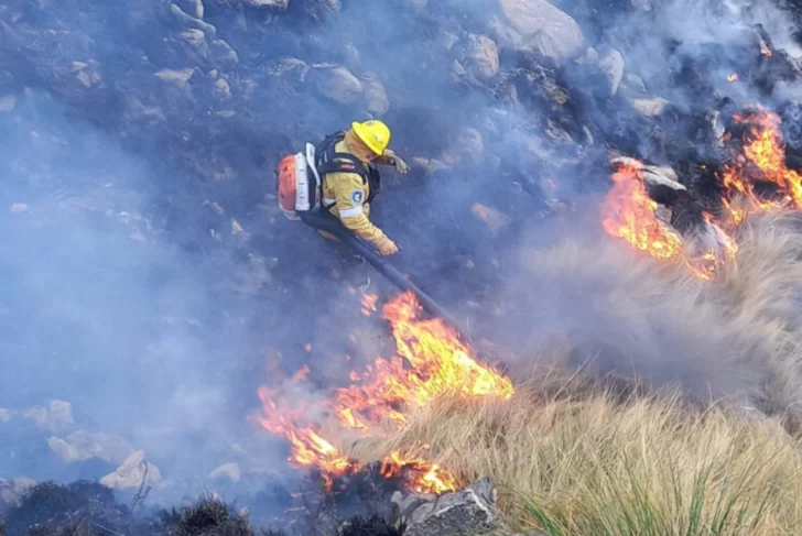 Video. Se desataron 14 incendios en Córdoba: hay casas quemadas y varias familias evacuadas